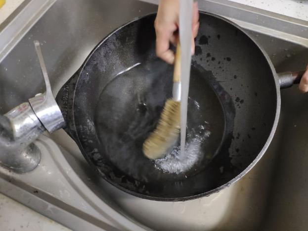 买了铁锅怎么弄好用不粘锅,不粘锅开锅的正确方法铁锅