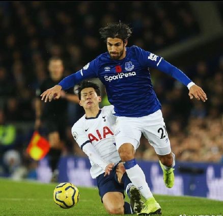 孙兴慜曼联倒地三分钟,孙兴慜在英超比赛中铲倒戈麦斯