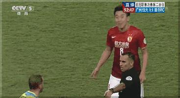 韦世豪踢足球视频发脾气,韦世豪踢球故意踢人