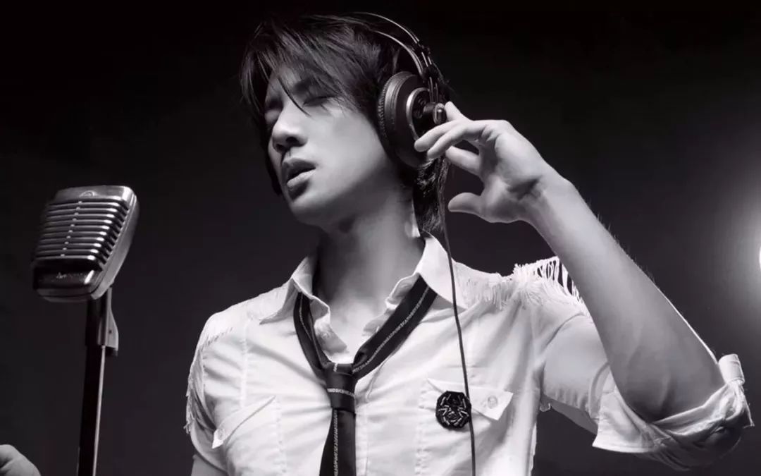 三娃奶爸王力宏，年入4.6亿，却一件衣服穿10年，钱都去哪了？