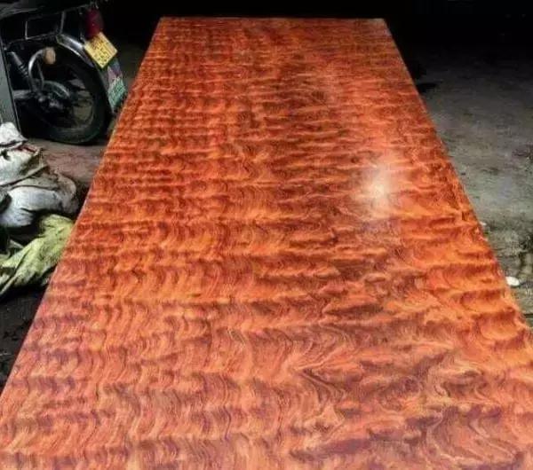 一颗重达几十吨的巴西花梨切开后像千层雪糕