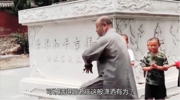 少林总教头习武36年练成达摩内功自称没有对手，专家：敢打一龙吗