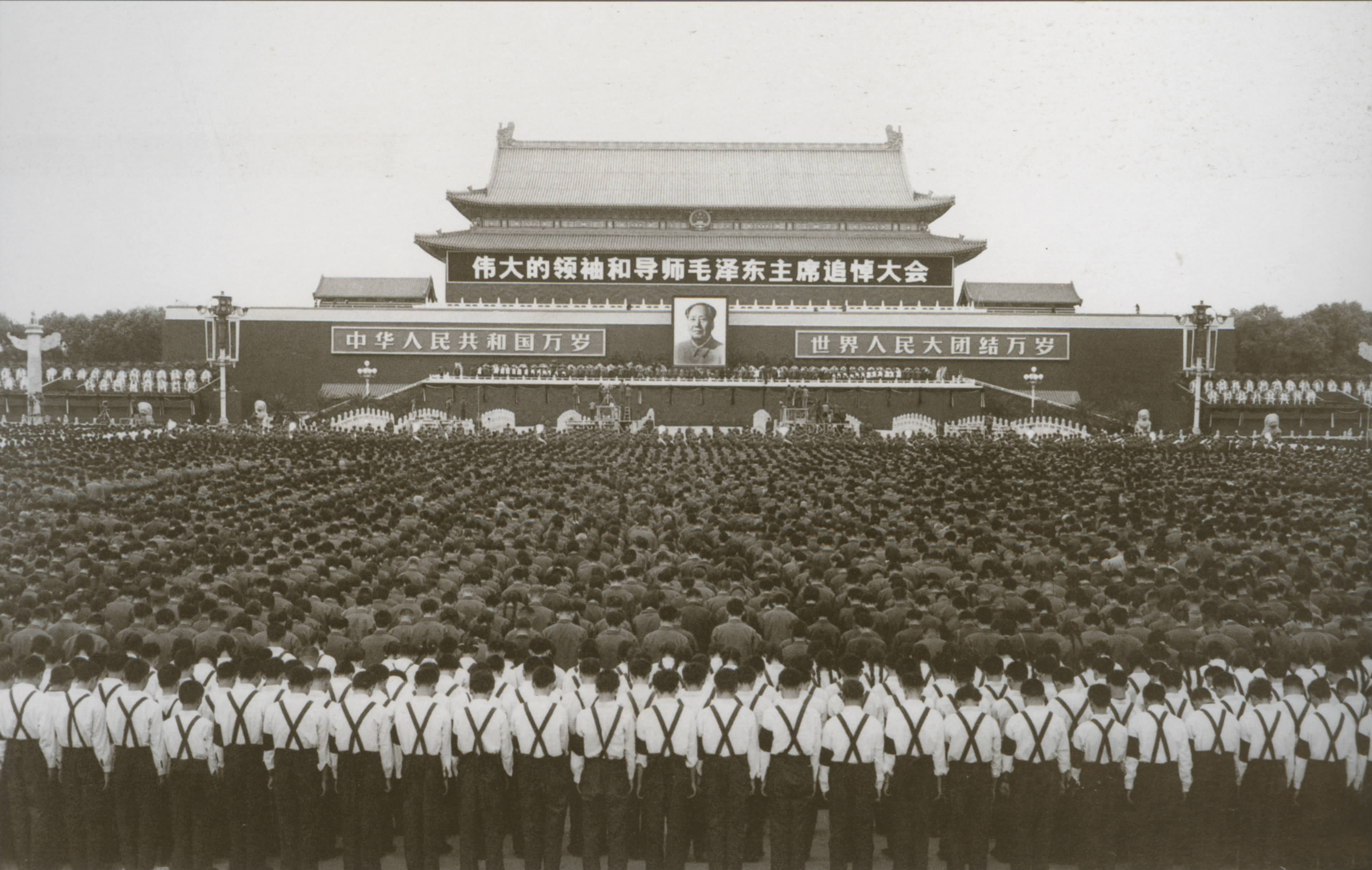 毛主席逝世揭秘：上将拿枪进入灵堂、外国政要悲伤、世界都在哀痛