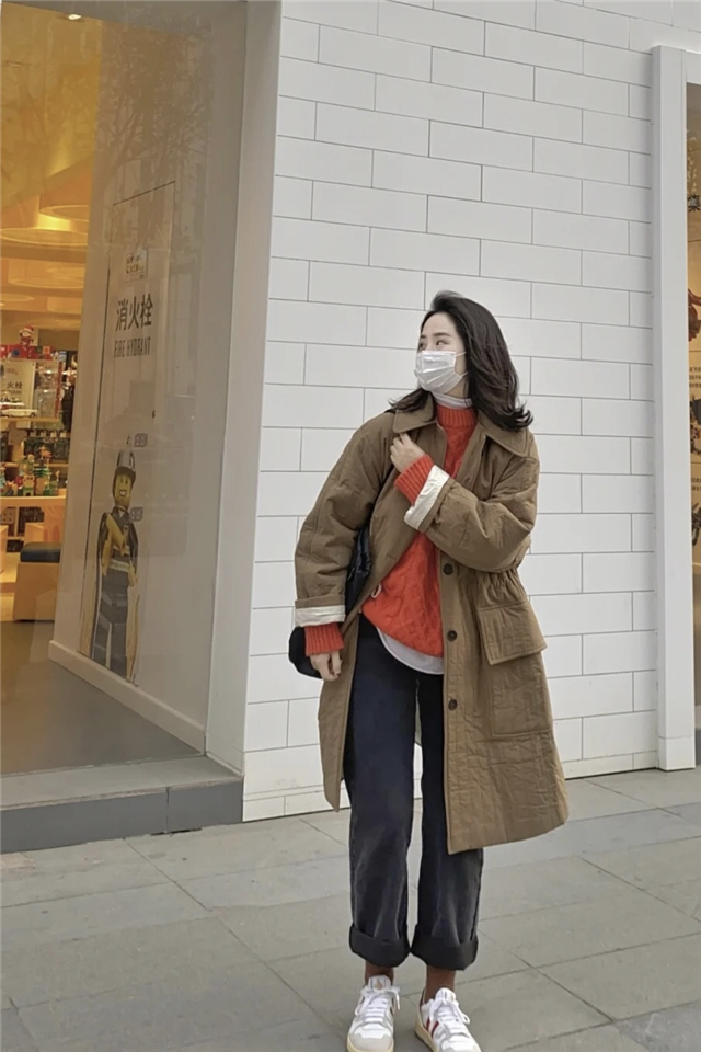 怎么把红色穿出不落俗套的时髦感,红色显土穿什么颜色好看