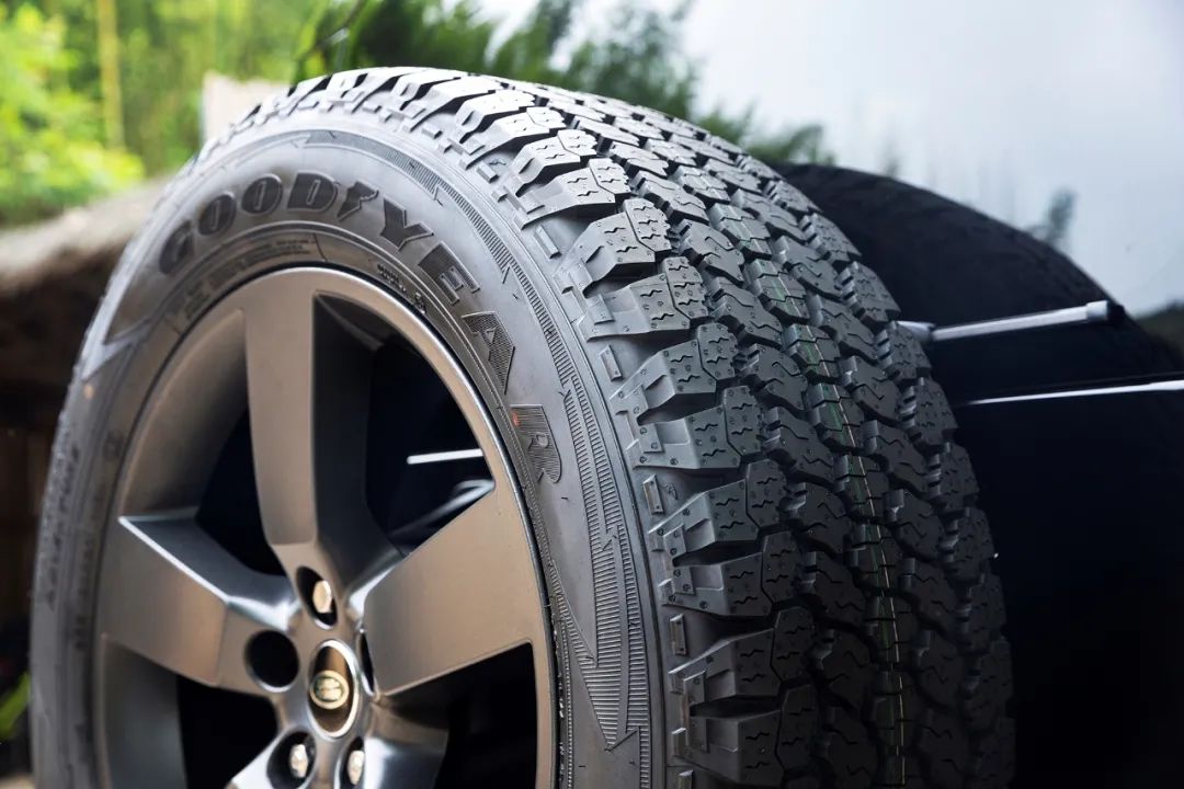 最新路虎卫士越野车,路虎卫士固特异at胎