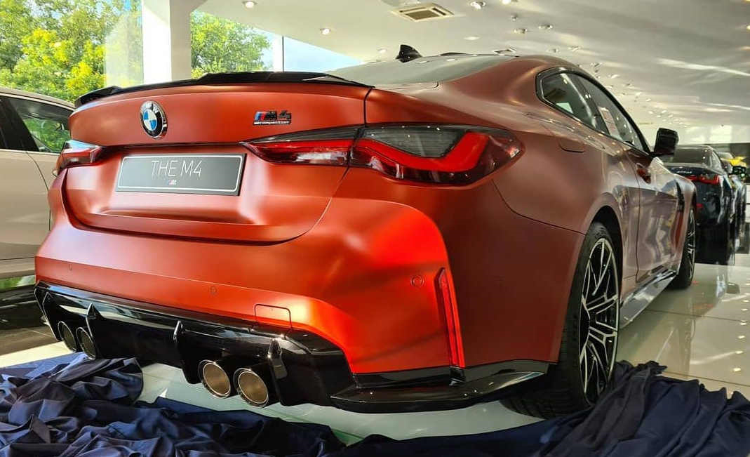 最新款宝马m4在大街上跑,激光大灯宝马四系