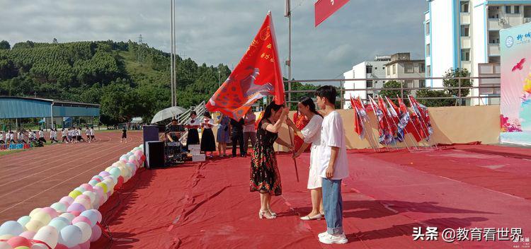 广西柳城中学“19扬帆起航圆梦2022”2019级高二升高三授旗仪式