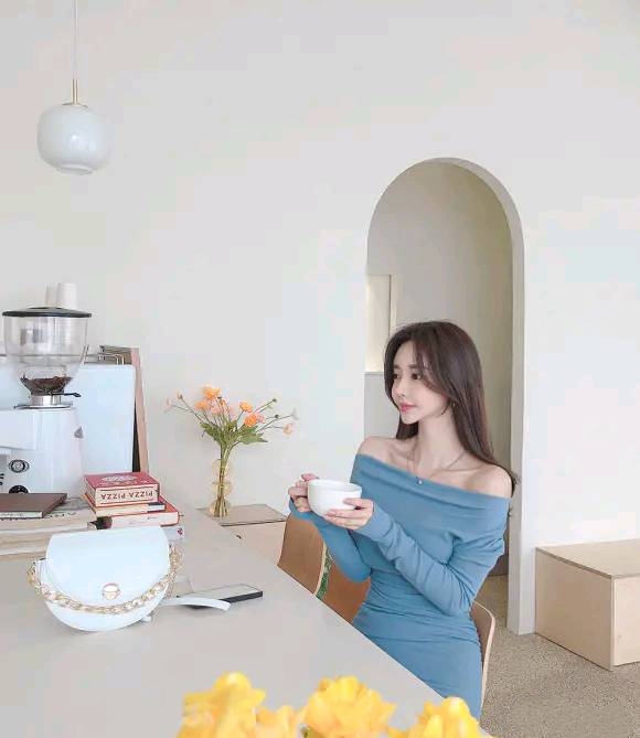 孙允珠淡黄色格子条纹鱼尾裙穿搭,孙允珠肉桂鱼尾裙