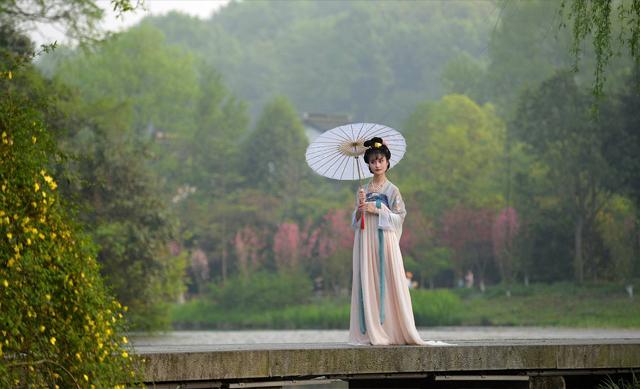 为何说唐代女子服饰的袒露，是古代服饰史上流行的时尚文化？