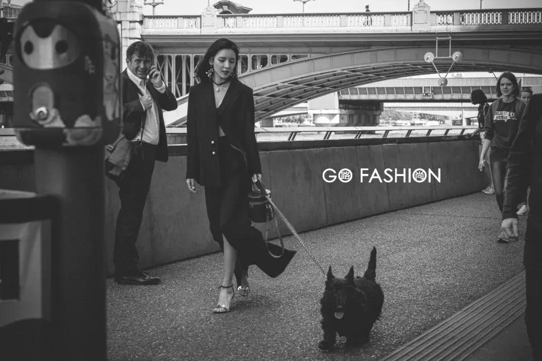 张予曦戴金丝框眼镜,张予曦银色服装