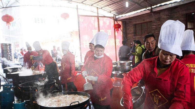 炒菜炒出200亿身价，捏脚捏出1600家店