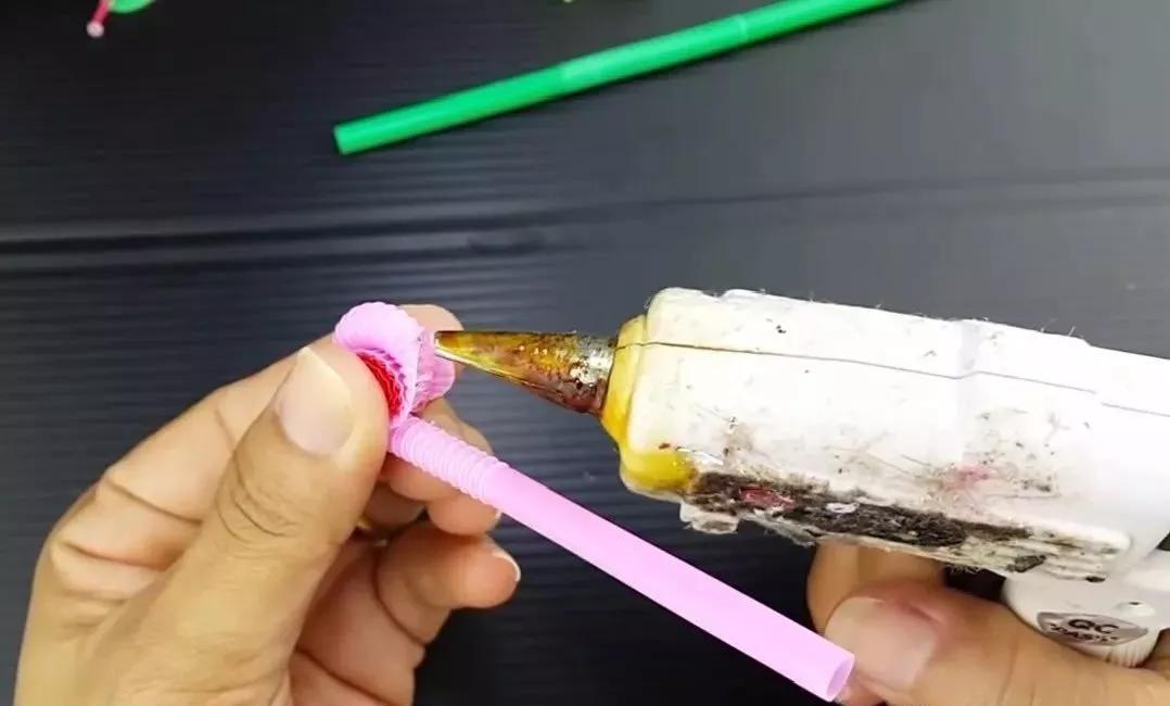 七彩的吸管剪一剪,DIY的蜗牛,天鹅,简直太像了(附教程)