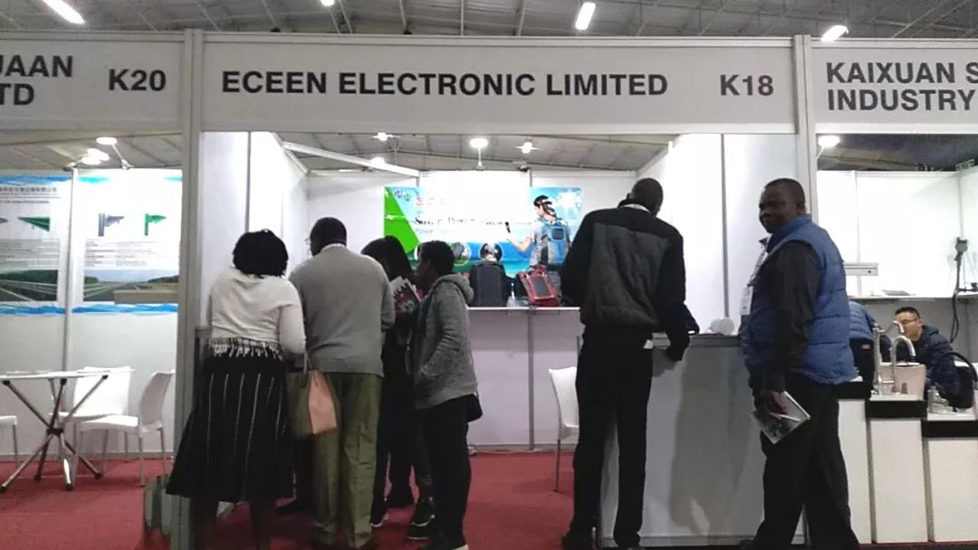 富士康小伙转行生产太阳能背包，年销百万个受非洲贫民窟儿童热捧