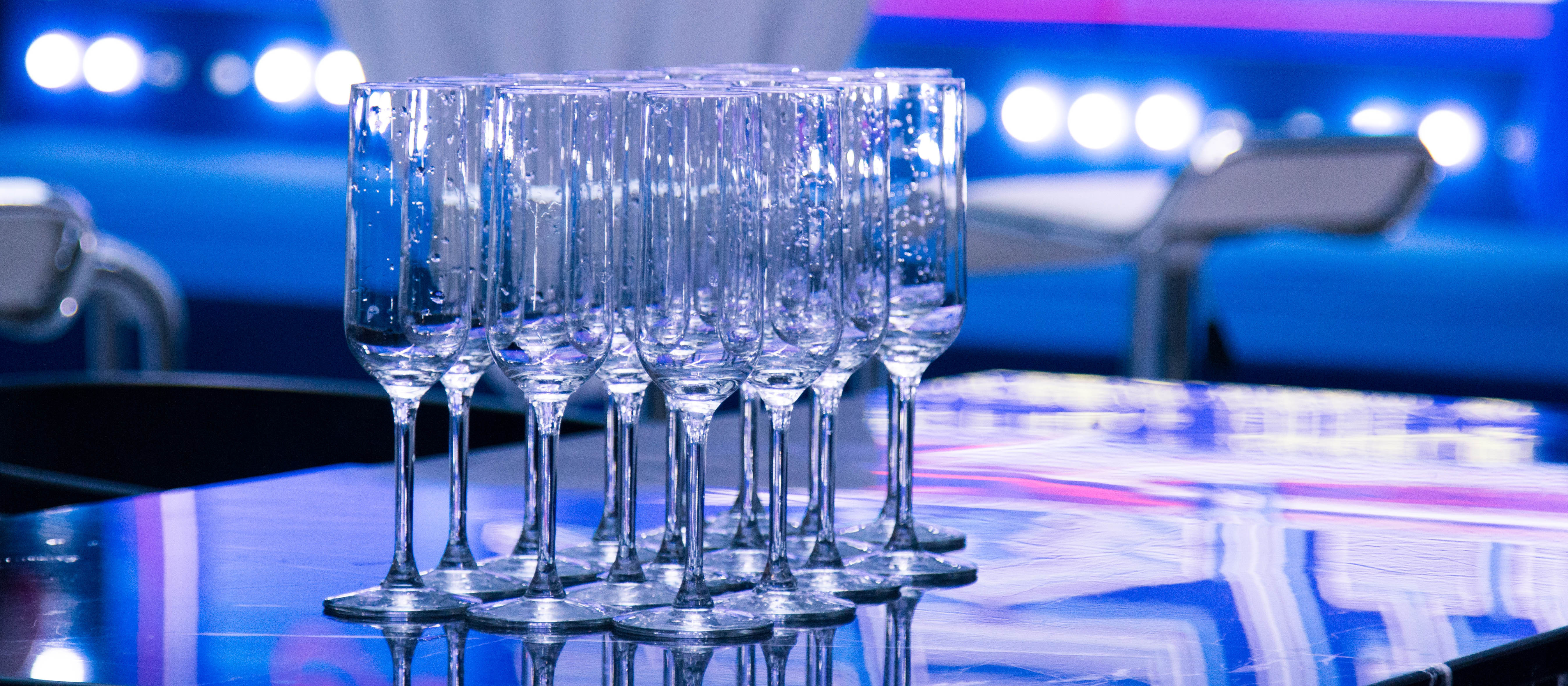 打工女孩沉迷夜店每晚必点“万元套”,最终……|今晚九点半