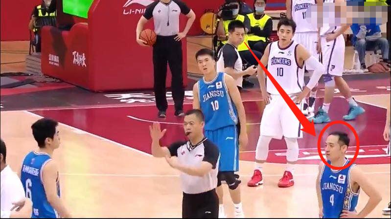 cba裁判三个人同时吹哨,cba裁判吹罚名场面
