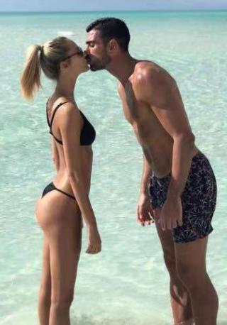 瓦尔加佩莱秀恩爱视频,佩莱求婚瓦尔加成功视频