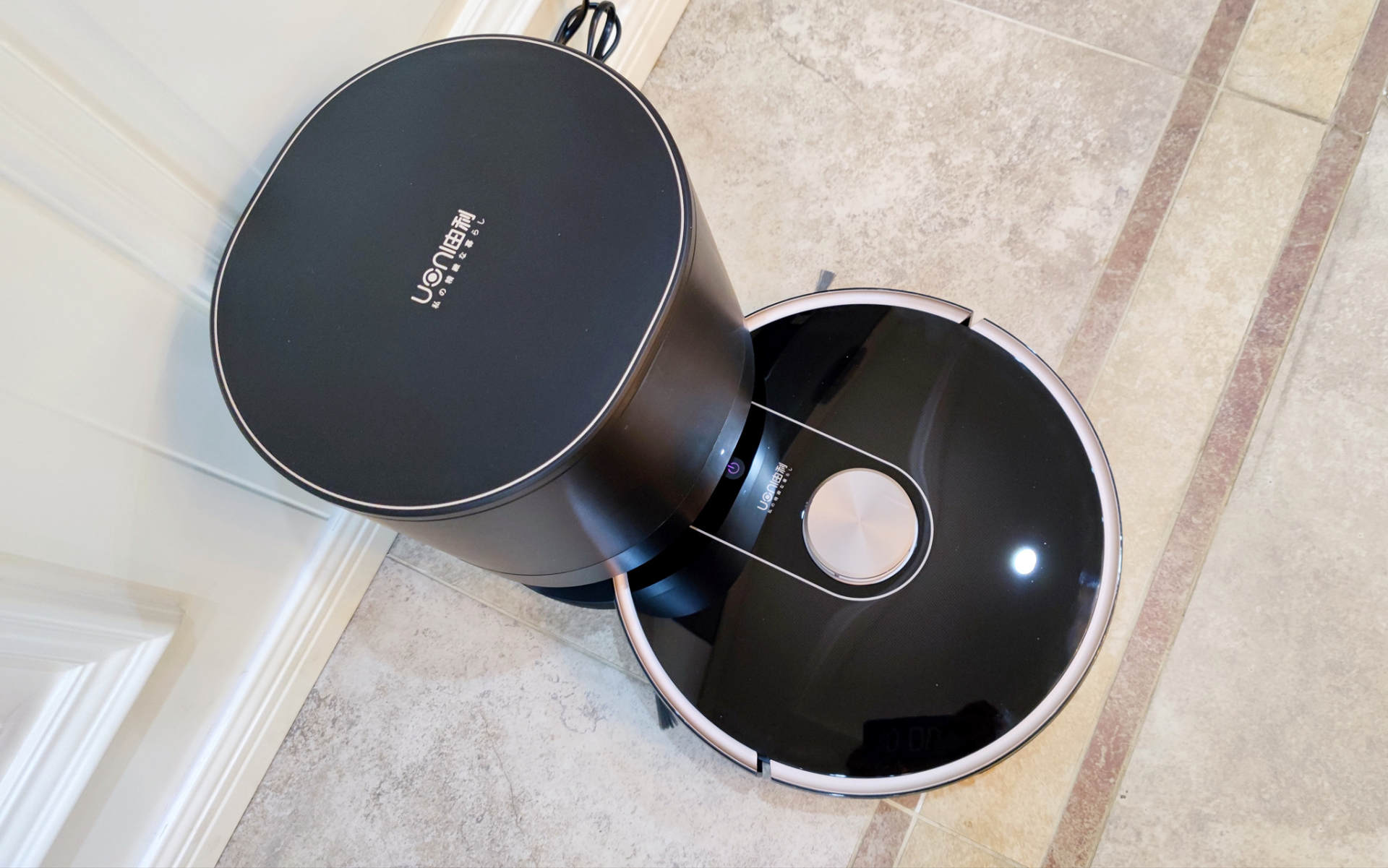 如何操作智能自动吸尘扫地机 (最简单的集尘扫地机器人)