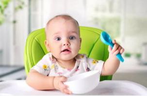 给宝宝喂饭老是咬勺子是怎么回事,宝宝吃饭老是咬腮帮是怎么回事