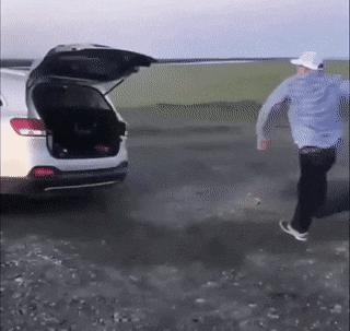 搞笑gif目光全在腿上了,爆笑gif动图我们一起出去霸气一点