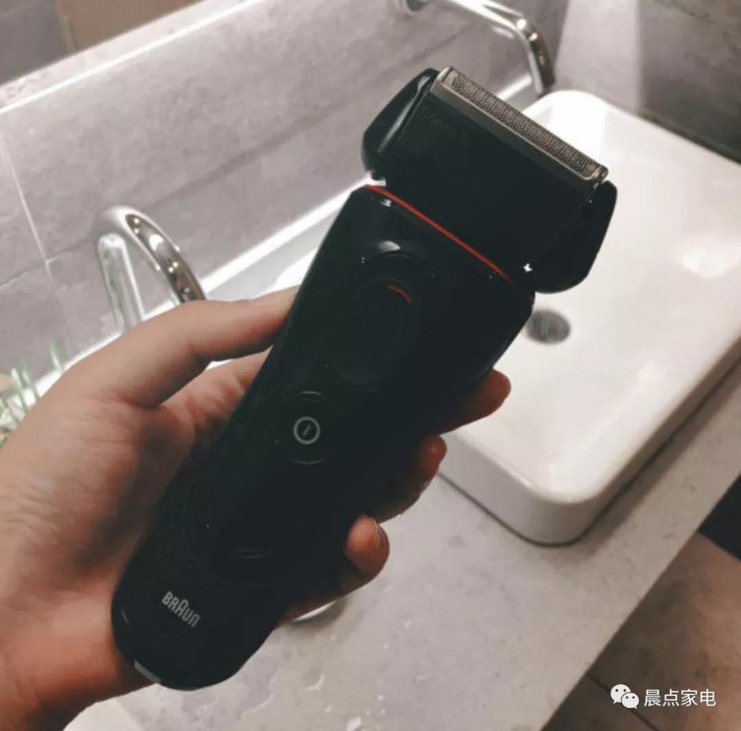 晨点家电|刮胡刀有适合剃刀有适合电动用显微镜看看胡渣就知道