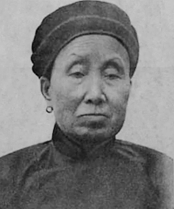 双枪老太婆沦为女匪，*杀虐**我军代表，毛主席特批枪毙并善待其后人