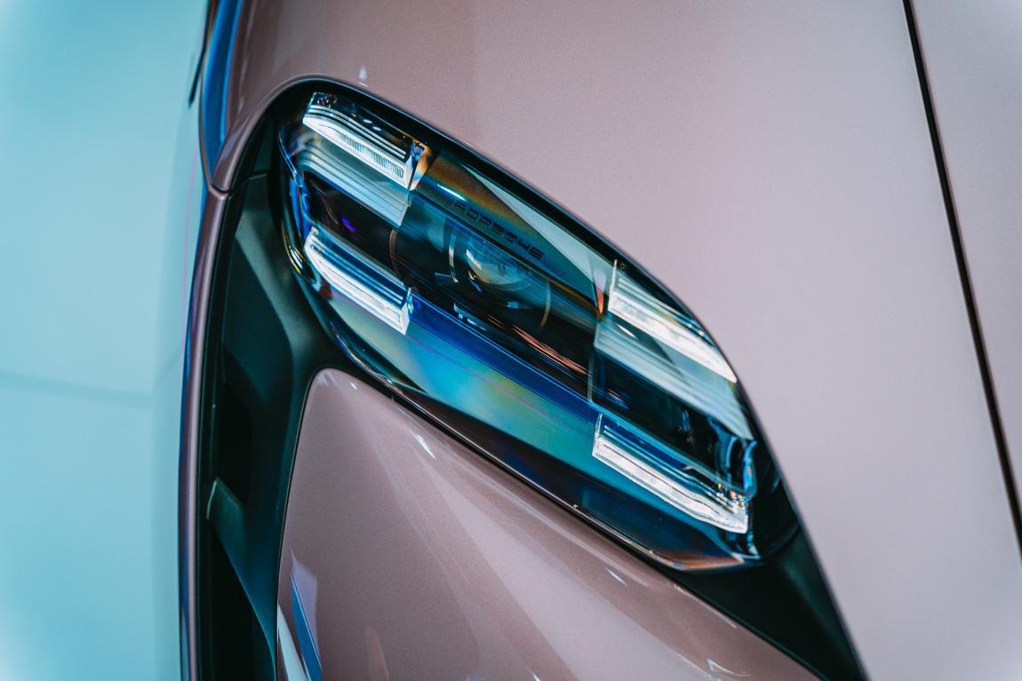 taycanturbos冰莓粉,买不起taycan的比亚迪