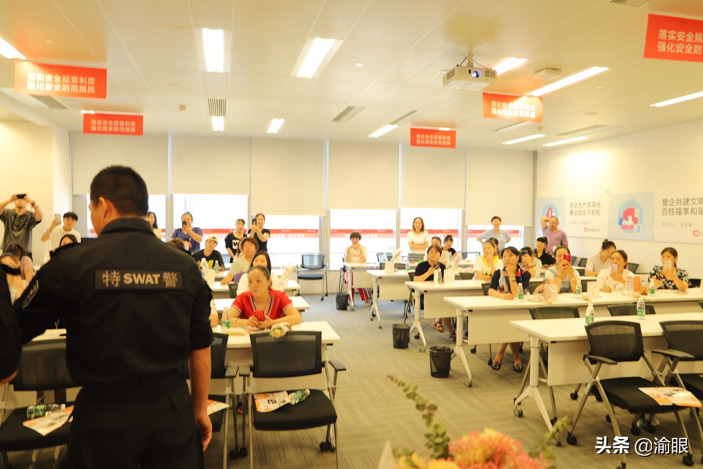 被坏人劫持如何打手势让别人知道,被坏人挟持了怎么求救