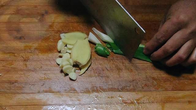 别再吃大盘鸡了！很多吃过的人为啥做不到？试着炒一次，忘掉很难