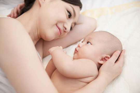 婴儿睡婴儿床的利弊,三个月独自睡婴儿床的利弊