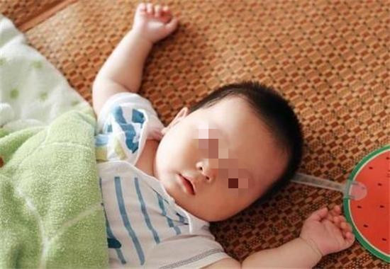 从小睡枕头会影响孩子吗,小孩睡枕头和不睡枕头的头型对比