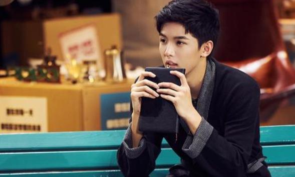 他18岁公开恋情，20岁订婚，22岁结婚，竟然只为留她在身边！