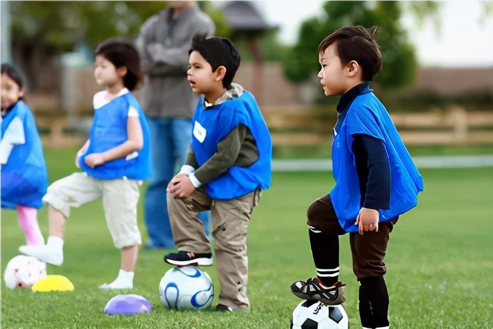 快乐童年足球,快乐足球趣味运动会