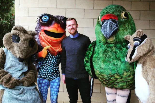 为什么鹦鹉能模仿人说话,鹦鹉为什么能像狗一样