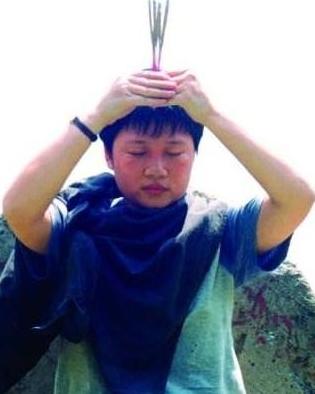 56岁著名女歌手事业巅峰，却突然皈依佛门，称自己不是出家是回家