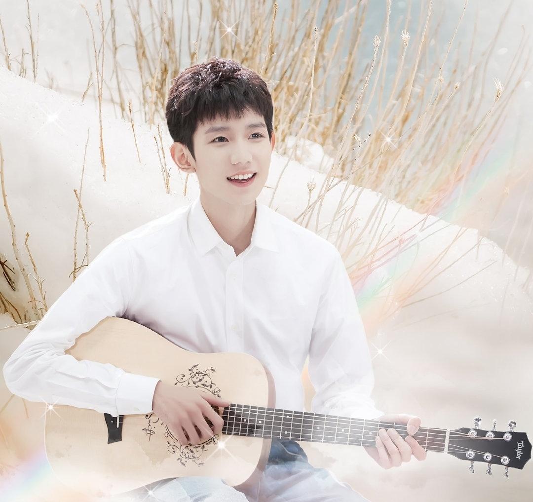 王源现身体育馆打羽毛球,偶遇王源打羽毛球