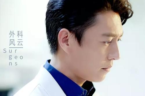 他曾是“职场男神”，娶“北电才女”李佳，今一家四口其乐融融