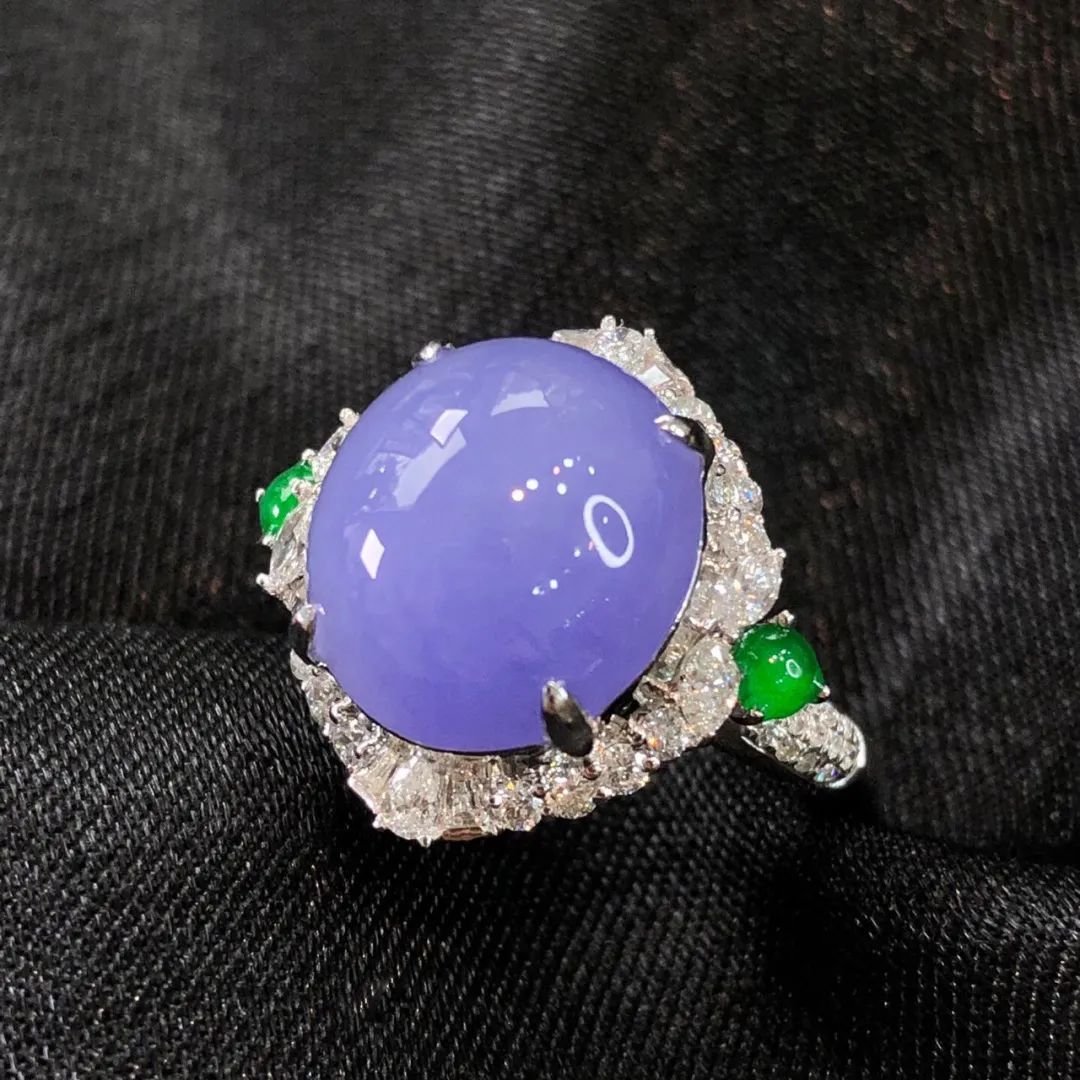 紫罗兰翡翠见光图片,紫色的翡翠都会见光失色吗