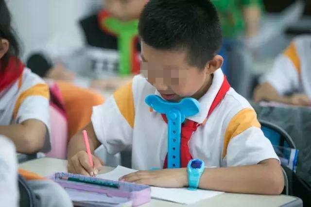 孩子被罚写罗字,被老师罚抄课文100遍