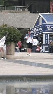 搞笑gif永远不要相信任何人,朋友圈gif背景搞笑