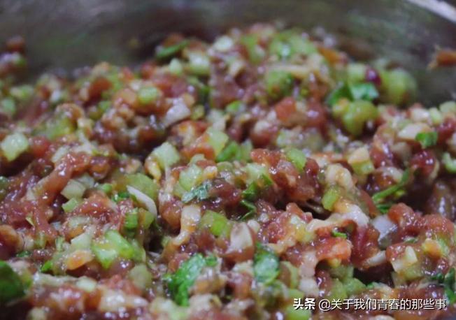 调肉饺子馅别加料酒！记住“盐水油”3步，咬一口满嘴油，香喷喷
