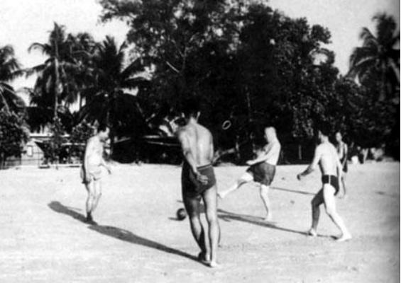 开国元勋的足球情结：毛*东泽**曾当过守门员，贺龙一怒之下解散国足