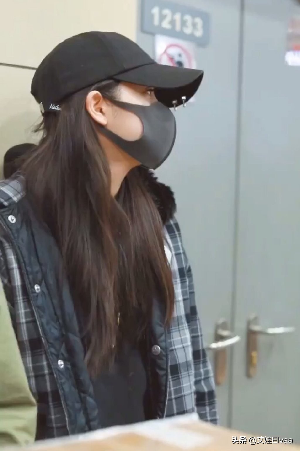 欧阳娜娜穿黑色羽绒服穿搭,欧阳娜娜同款连帽卫衣外套