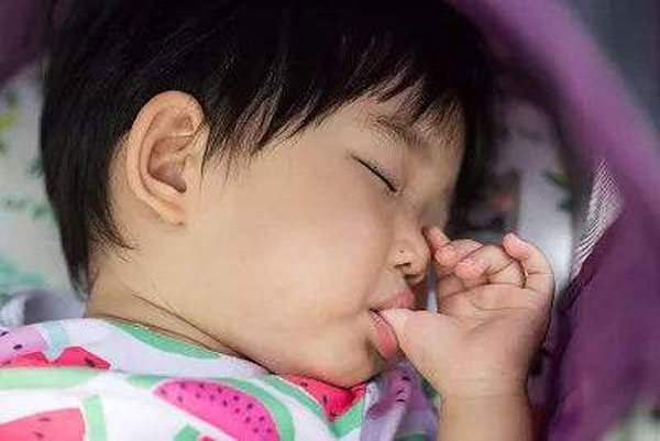 宝宝爱咬嘴唇如何纠正,宝宝爱咬指甲怎么戒掉