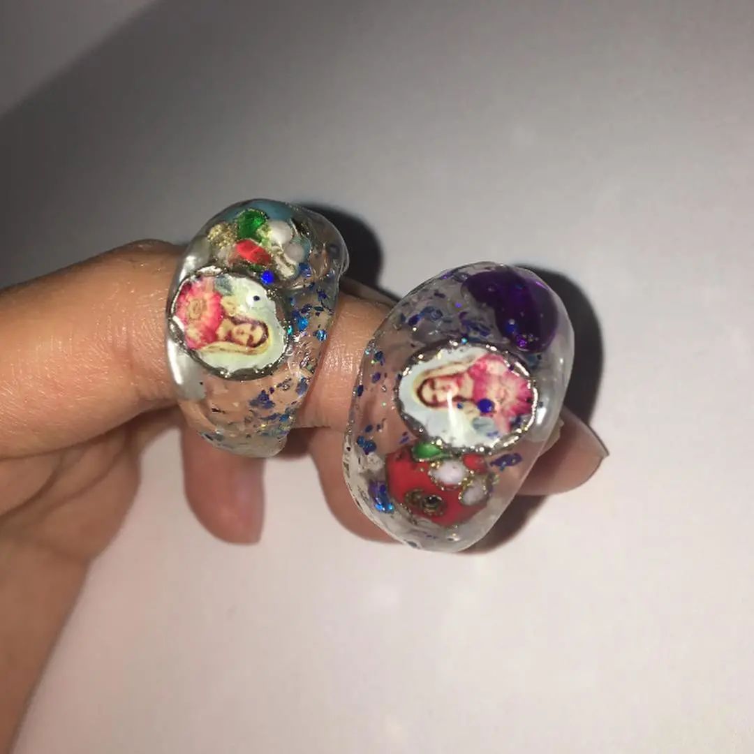 今年夏天，时尚圈流行戴假货