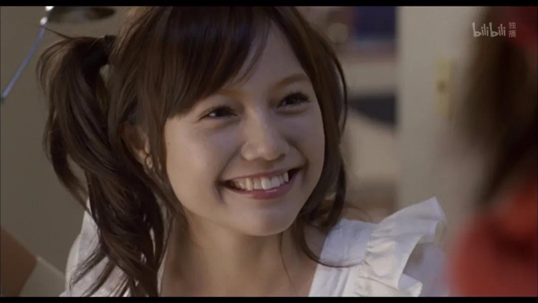 大脸发量少日常怎么化妆打扮,四十岁大脸微胖怎样打扮显年轻