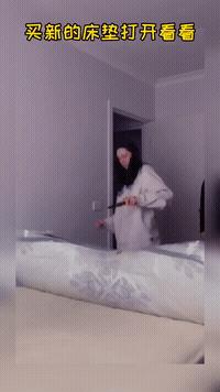 街舞少年不戴口罩民警这样警告,不戴口罩的街舞少年