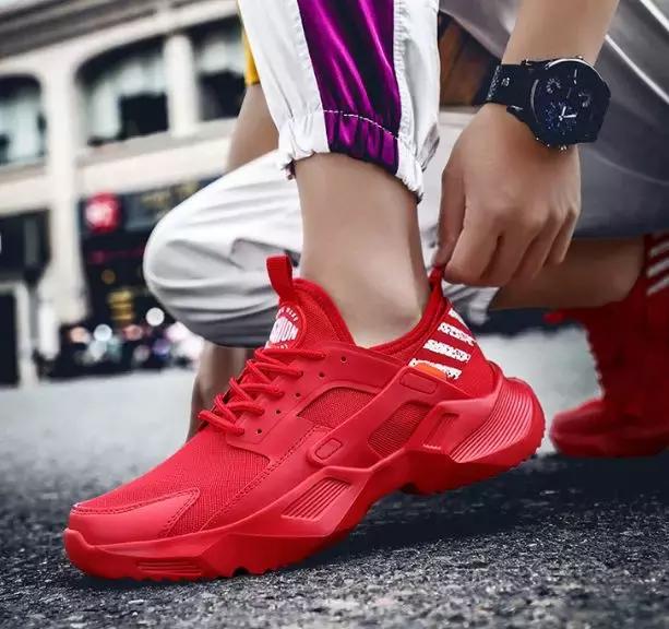 比较轻而且回弹和减震都不错的鞋,又软又帅又减震的鞋子推荐