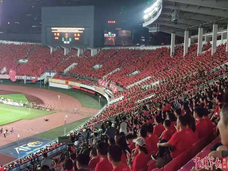 中国足球球迷超燃瞬间全场欢呼,国足进球球迷沸腾超燃剪辑
