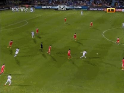 10年前,国足本想去度假,却靠神级落叶球灭了世界冠军