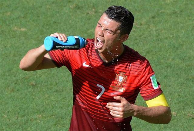 为什么足球运动员喝水后会吐出来,足球运动员为什么把喝的水吐掉